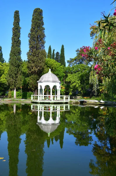 Nya Athos Abchazien Vit Lusthus Dammen Stadsparken Solig Dag — Stockfoto