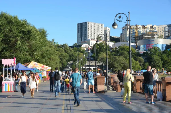 Vladivostok Rússia Agosto 2017 Pessoas Caminhando Longo Aterro Esportes Vladivostok — Fotografia de Stock