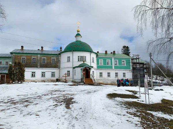 Goritsy Vologda Region Russia February 202 滑雪者在Vologda地区Voskresensky Goritsky修道院最神圣的Theotokos教堂前游览 — 图库照片