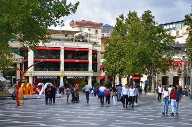 Bakü, Azerbaycan, Eylül 12, 2019. İnsanlar sonbaharın başlarında Fountain Meydanı 'ndaki McDonald' s restoranının yakınında yürüyorlar.