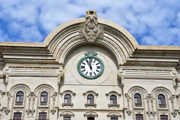 Fragment Beau Bâtiment Historique Avec Une Horloge Sur Rue Fuzuli Photos De Stock Libres De Droits