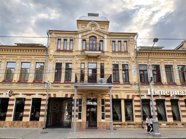 the Mira Avenue, the house 19, the hotel 