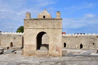 Sonbaharda Azerbaycan 'daki Ateshgah ateş tapınağı