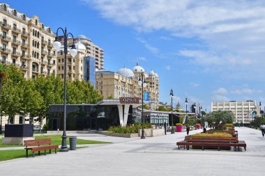 Bakü, Azerbaycan, Eylül 12, 2019. Shamsi Badalbeyli ve Fuzuli caddeleri arasındaki Winter Park. Azerbaycan, Bakü şehri