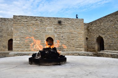  Ateshgah ateş tapınağı, yanan doğal gaz çıkışları, Azerbaycan, şenlik ateşine odaklan.