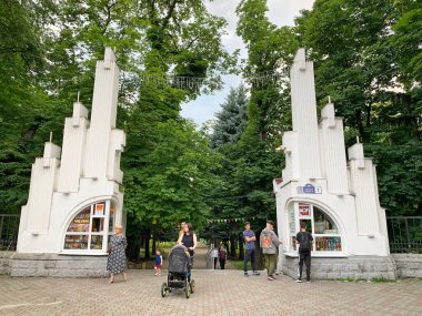 Hughkavkaz, Rusya, 28 Haziran 2019. K. Khetagurov 'un adını taşıyan kültür ve eğlence parkının girişinde yürüyen insanlar. Allah razı olsun. Kuzey Osetya-Alanya Cumhuriyeti
