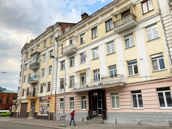 Vladikavkaz Venäjä Kesäkuu 2019 Asuinrakentaminen Tehtaan Lasi Tyhjenee Arkkitehti Shmidt — kuvapankkivalokuva