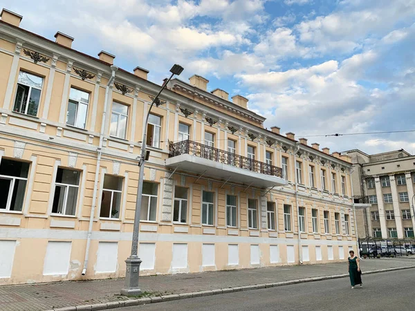 Vladikavkaz Rusia Junio 2019 Edificio Del Tribunal Distrito Vladikavkaz Monumento —  Fotos de Stock