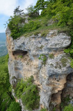 Rusya, Adygea, baharda dağ manzarası. Kayalar, Una-Koz sırtı.