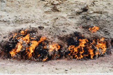 Yanar Dag - Sonbaharda yanan dağ. Azerbaycan