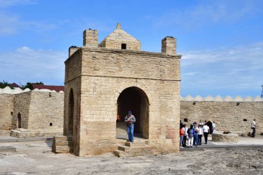Ateshgah, Azerbaycan, 10 Eylül 2019. Azerbaycan 'daki Ateshgah Ateş Tapınağı' nı arayan insanlar.