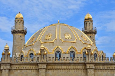 Bakü, Azerbaycan. Bakü 'de sonbaharda Tezepir Camii