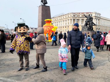 Vladivostok, Rusya, Mart, 01.2020. Vladivostok 'ta ilkbaharda devrimin savaşçıları meydanında yürüyen insanlar. 