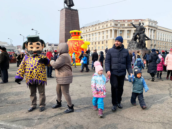 Владивосток, Россия, 01 марта 2020 г. Люди идут по площади Бойцов революции весной во Владивостоке
 
