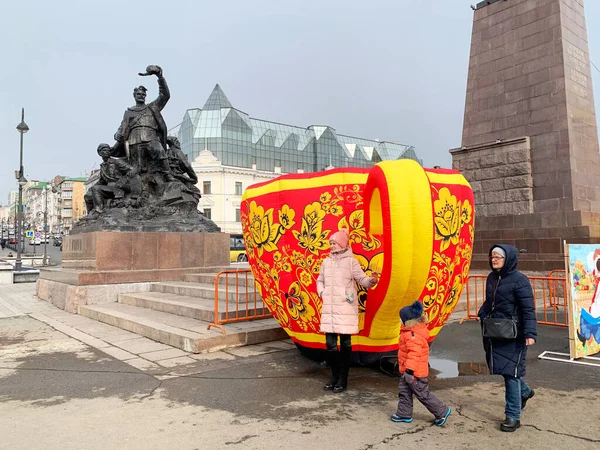 Владивосток Россия Марта 2020 Люди Идущие Возле Надувного Кубка Имитацией — стоковое фото