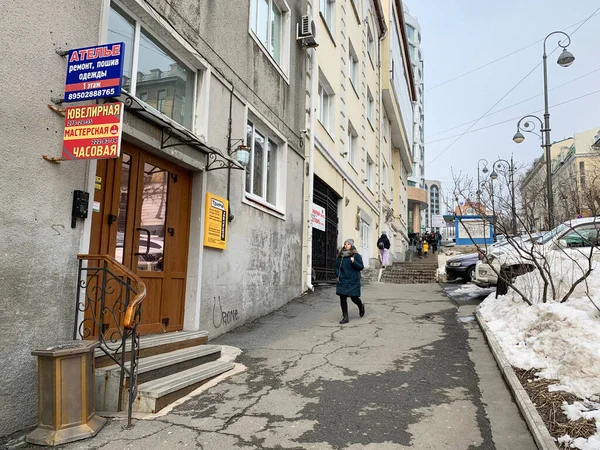 Vladivostok Rússia Março 2020 Pessoas Andando Longo Rua Uborevich Vladivostok — Fotografia de Stock