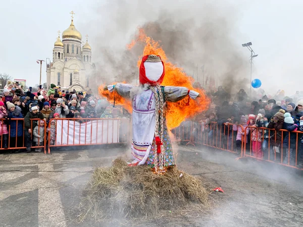 Vladivostok Ryssland Mars 2020 Folk Som Vill Bränna Avbild Maslenitsa — Stockfoto