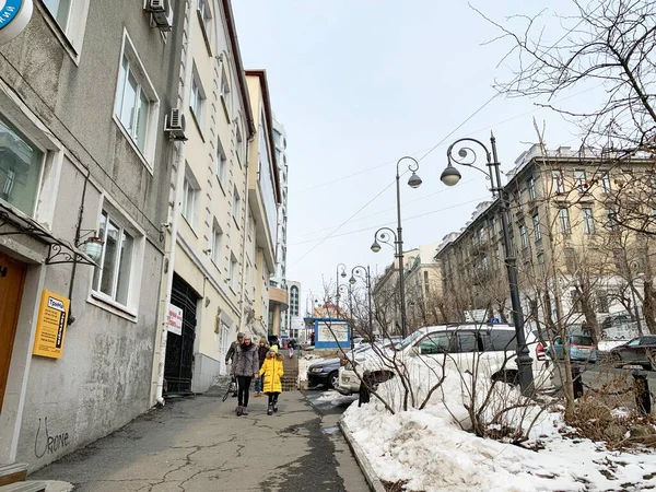 Vladivostok Rusia Marzo 2020 Gente Caminando Por Calle Uborevich Vladivostok — Foto de Stock
