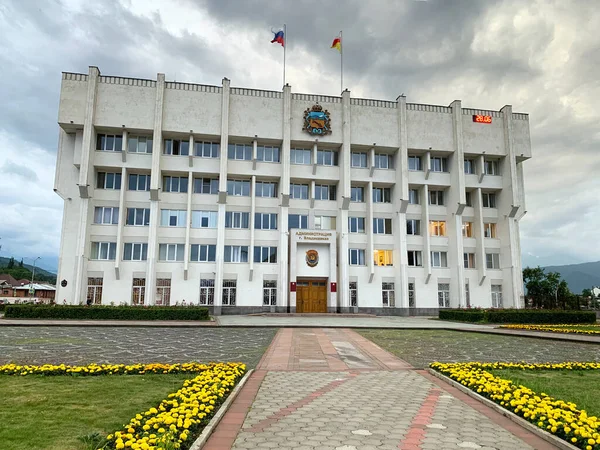 Vladikavkaz Rusko Června2019 Vladikavkaz Administrativní Budova Oblačném Letním Dni — Stock fotografie