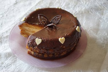 Beyaz masa örtüsü üzerinde tatlı pasta.