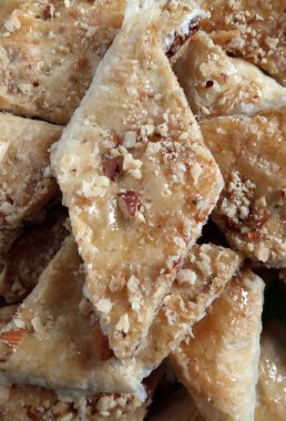 Övgü, doğulu tatlılar yeşil bir tabakta