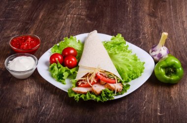 Burito kızarmış et ve domates ile