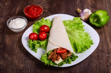 Burito etli. Kızarmış domuz, sığır eti, domates