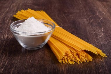 Spagetti ve masanın üzerine un