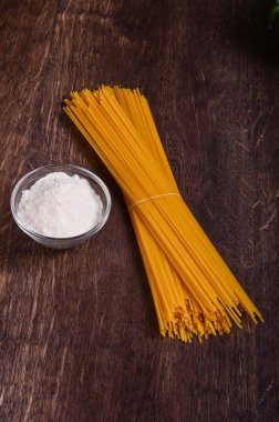 Spagetti ve masanın üzerine un
