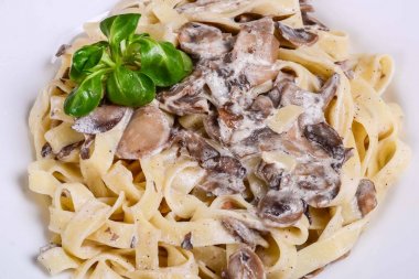 Sebze Yapıştır. Kremalı mantar soslu tagliatelle