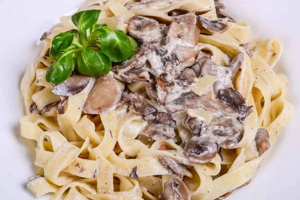 Pâte de légumes. Tagliatelle à la sauce crémeuse aux champignons — Photo