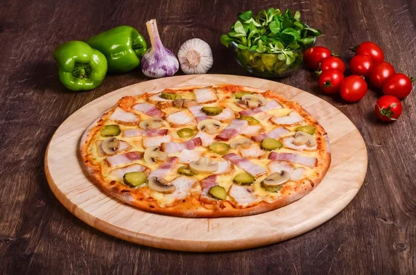 İnce, mantar, tavuk, salatalık turşusu ve pizza ve — Stok Foto