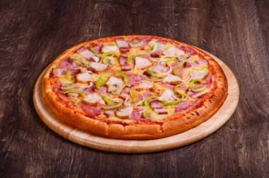 Pastırma, jambon, tavuk ve petrol pizza