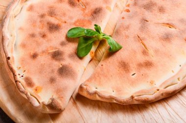 Calzone pizza. Pizza üzerinde koyu renkli ahşap tablo
