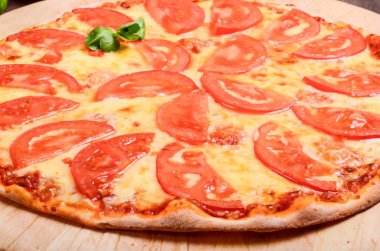 İnce domates Margarita pizza