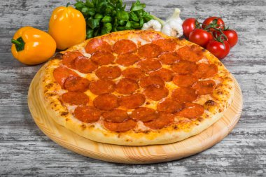 Sucuklu (salam) biberiye ve baharat bir aydınlık üzerinde pizza