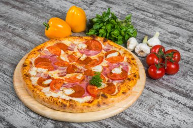 Sosis, pastırma, tavuk jambon, biberiye ve baharat ile pizza