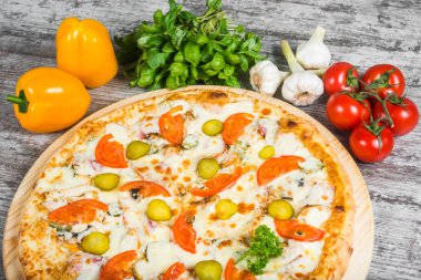 Pizza et, biberiye ve baharat üzerine peynir ve salatalık ile