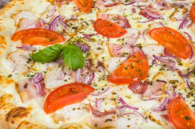 Pastırma, tavuk, domates, biberiye ve Meksikalı ile et pizza