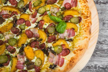 İtalyan pizza üzerinde sebze arka plan üzerinde ahşap masa lambası 