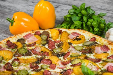 İtalyan pizza üzerinde sebze arka plan üzerinde ahşap masa lambası 
