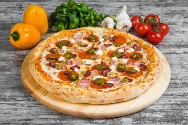 İtalyan pizza üzerinde sebze arka plan üzerinde ahşap masa lambası 