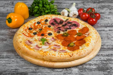 İtalyan pizza üzerinde sebze arka plan üzerinde ahşap masa lambası 