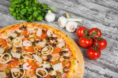 Deniz ürünleri (karides, kalamar, midye), biberiye ve s pizza