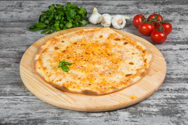 Peynir, biberiye ve baharat hafif ahşap ba üzerinde ince pizza
