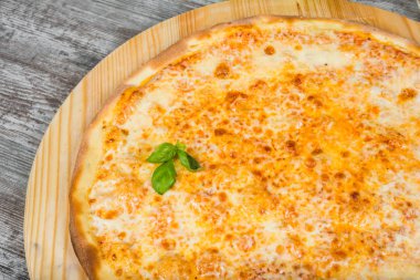 Peynir, biberiye ve baharat hafif ahşap ba üzerinde ince pizza