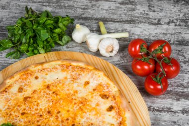 Peynir, biberiye ve baharat hafif ahşap ba üzerinde ince pizza