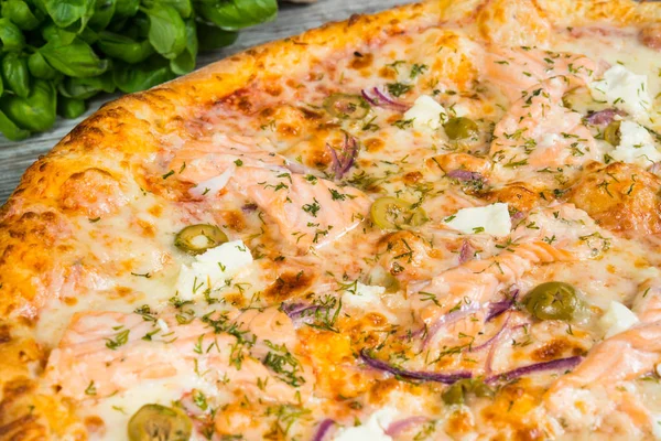 Pizza au saumon (poisson rouge), au romarin et aux épices — Photo