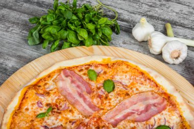 Pastırma, domates ve soğan ince sarımsak pizza. İtalyan pizza