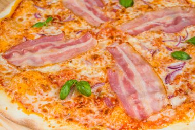 İtalyan pizza üzerinde sebze ve yeşillik zemin üzerine ahşap masa lambası